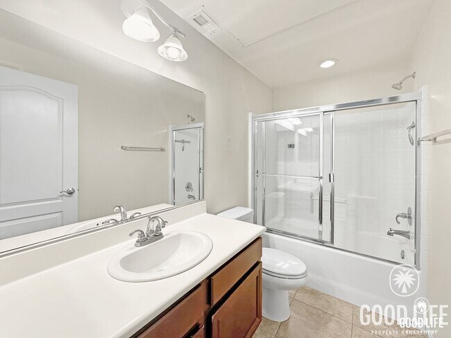 Building Photo - Gorgeous 2 Bed/2 Bath Condo in a Quiet, Charming Community