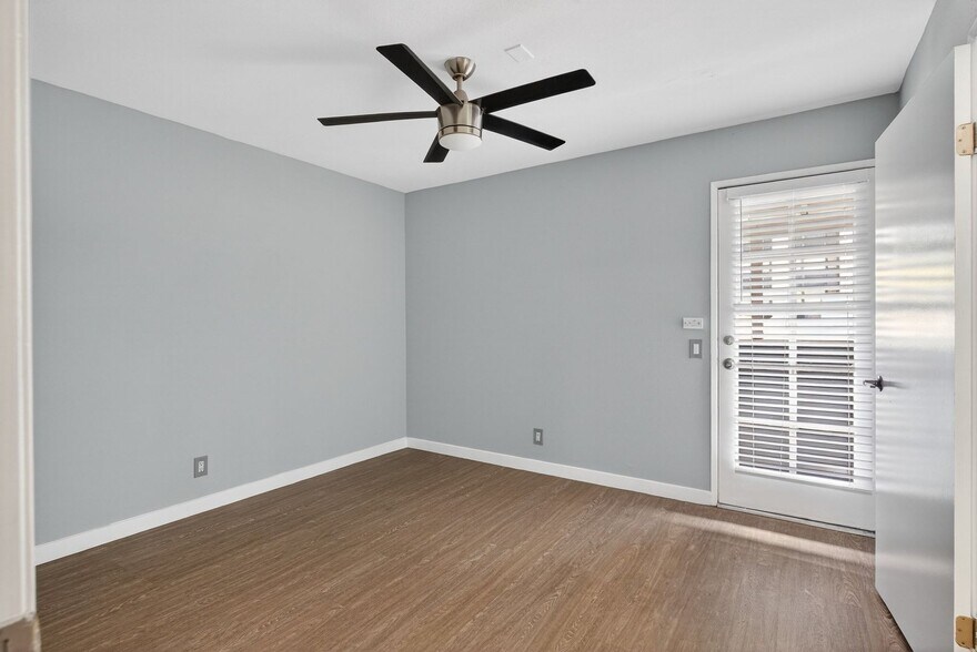 Building Photo - 533 E 11th St