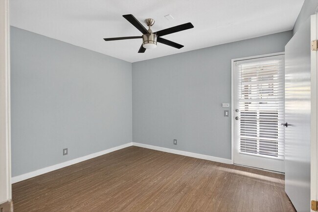 Interior Photo - 533 E 11th Street