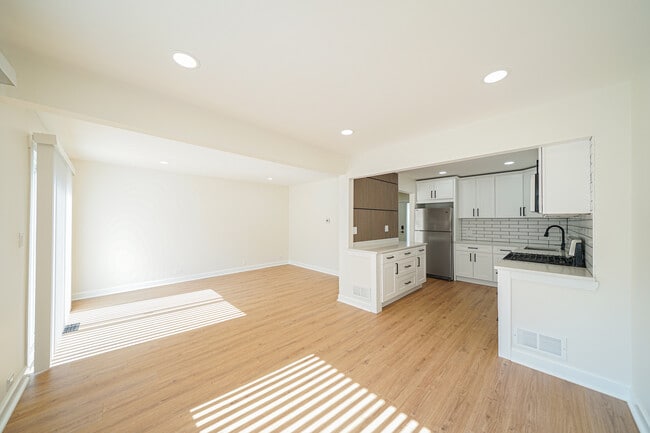 Building Photo - 621 Breakers Point