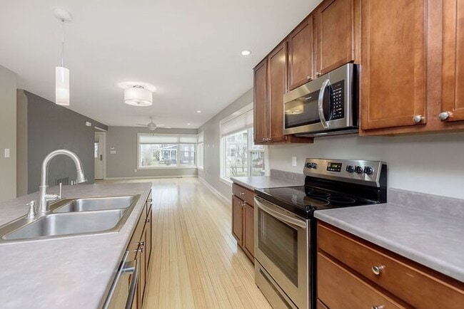 Building Photo - Lovely 3 Bedroom 2.5 Bath Townhome Steps From The Monon!
