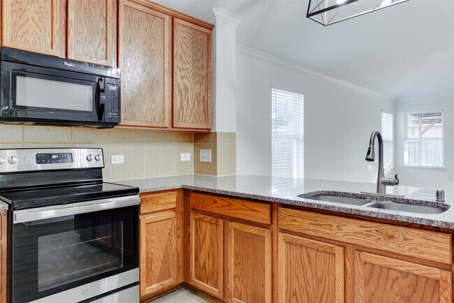 Building Photo - 2410 Lakecrest Town Dr