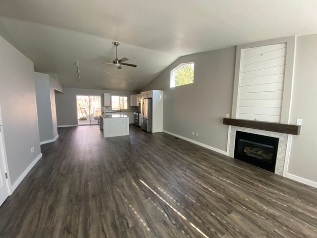 Building Photo - Beautifully Updated Home Near Dry Canyon Trailhead