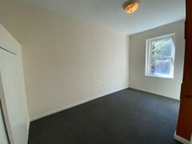 Building Photo - KENMORE (BU/NEU) 3 bed 1.5 bath - 9/1 - NO FEE