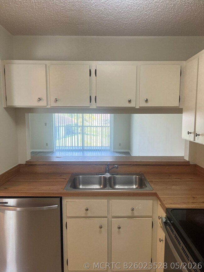 Building Photo - 9993 Three Lakes Cir