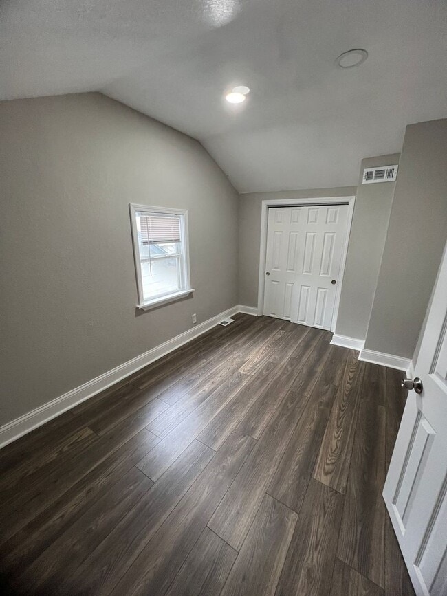 Building Photo - Modern Comfort Meets Convenience in This 4-Bed KC Home!