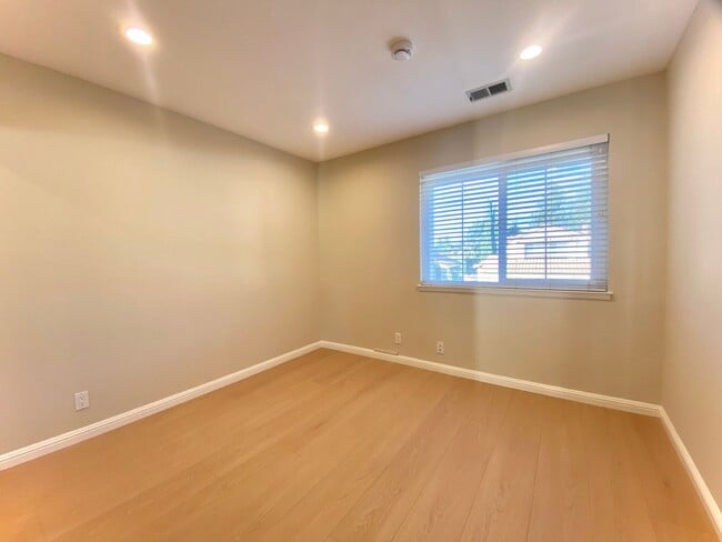 Building Photo - Gorgeous 4-bedroom Home Located in Cameron Hills Neighborhood of Fremont!