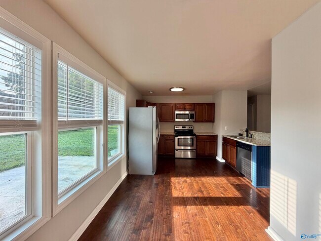 Building Photo - 2110 Fernbrook Dr NE