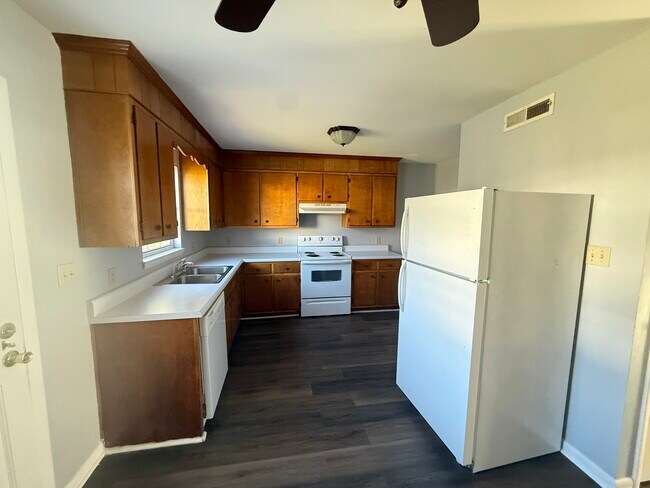 Building Photo - Vista View 6