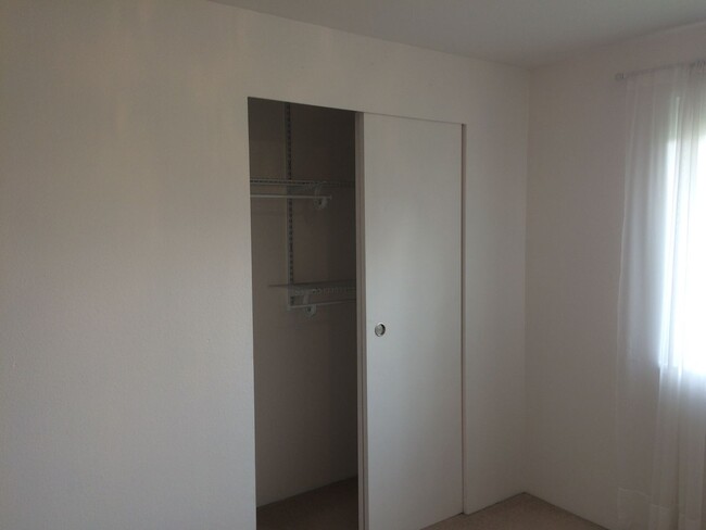 Building Photo - PENDING APPLICATIONS! Single Family Home i...