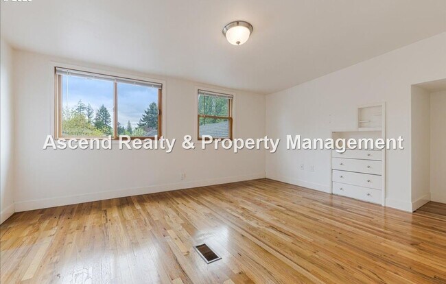 Building Photo - Available NOW! 3 Level 4bed/3bath Convenie...