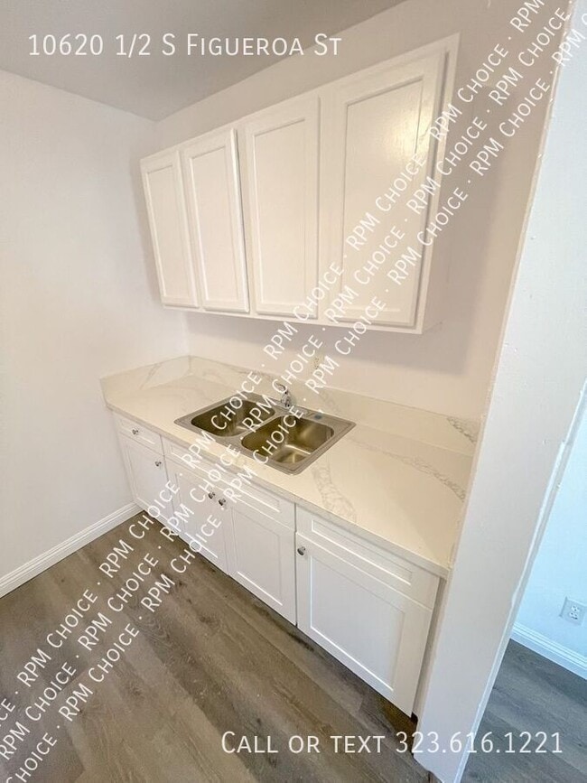 Building Photo - 10620 1/2 S Figueroa St-