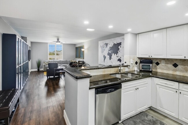 Building Photo - 520 SE 5 Ave