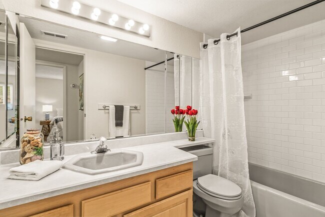 Building Photo - 2 Bedroom 1 Bathroom Lakeside Unit!