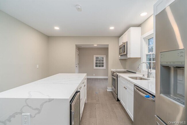 Building Photo - 970 Village Ln