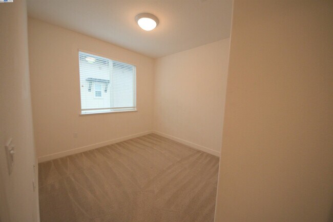 Building Photo - 5530 Esprit Way