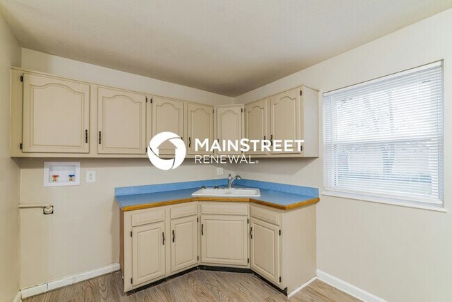 Building Photo - 3 Bedroom Pet-Friendly Home in Louisville, KY with Main Street Renewal