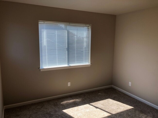 Building Photo - Newer 4 bed 2.5 bath duplex