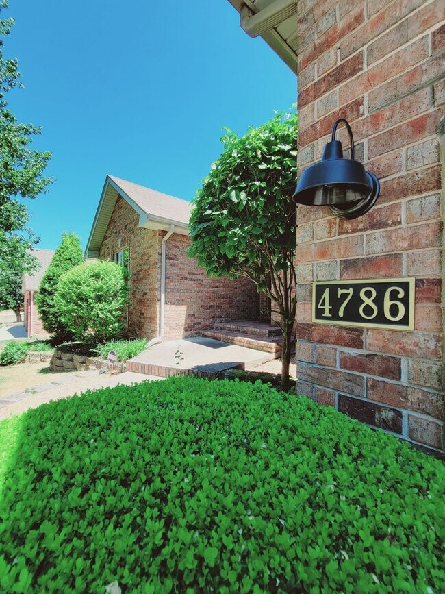 Building Photo - Spacious & Unique in Twin Oaks, Southwest ...