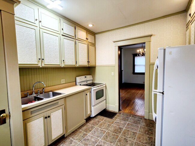 Building Photo - 511 2nd Ave SW