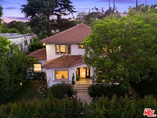 Building Photo - 2027 Canyon Dr