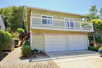 Building Photo - Sun Valley Duplex with Garage and Great La...