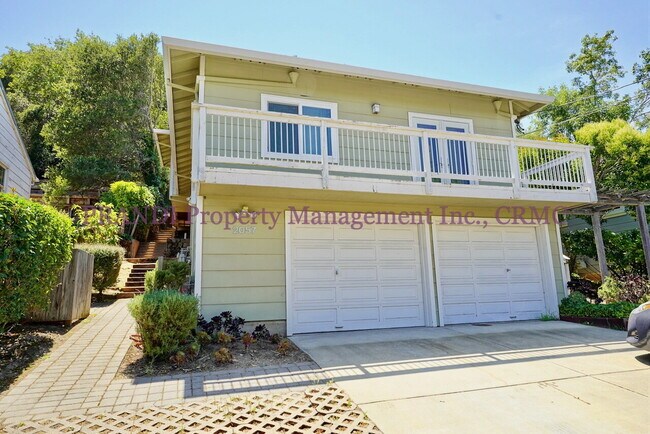 Primary Photo - Sun Valley Duplex with Garage and Great La...
