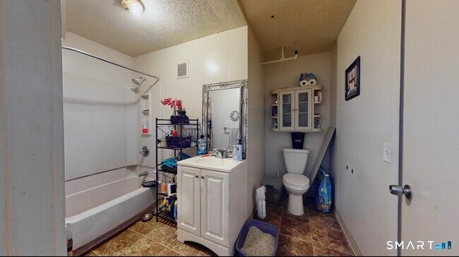 Building Photo - 666 Main St