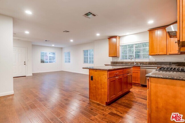 Building Photo - 4848 Oakwood Ave