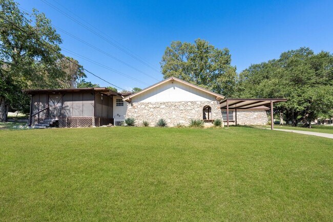 Building Photo - Spacious 4-Bedroom Retreat with Fireplace & Island Kitchen in New Braunfels