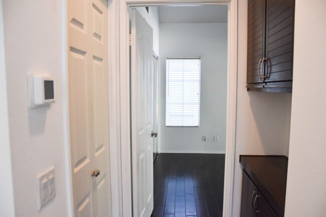 Building Photo - 8215 E White Oak Ridge