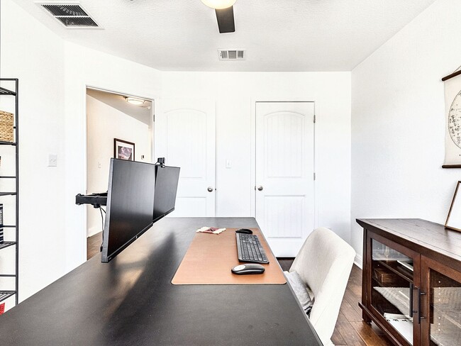 Building Photo - Beautiful and Contemporary 3 BR / 2.5 BA H...