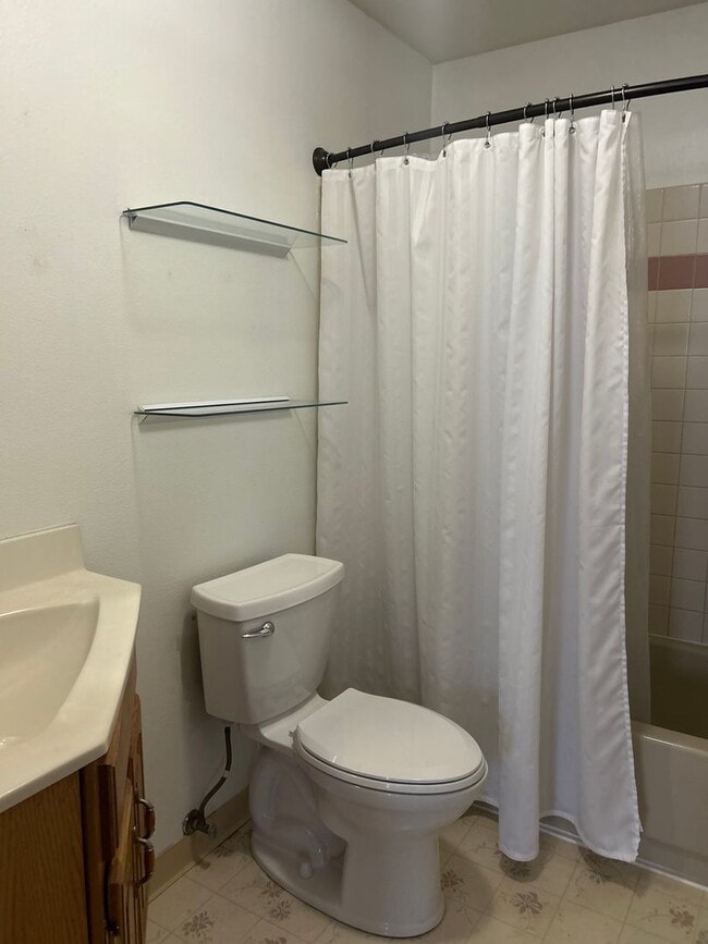 Building Photo - Century 21 Gold Rush - 3 bed, 2.5 bath (Fa...
