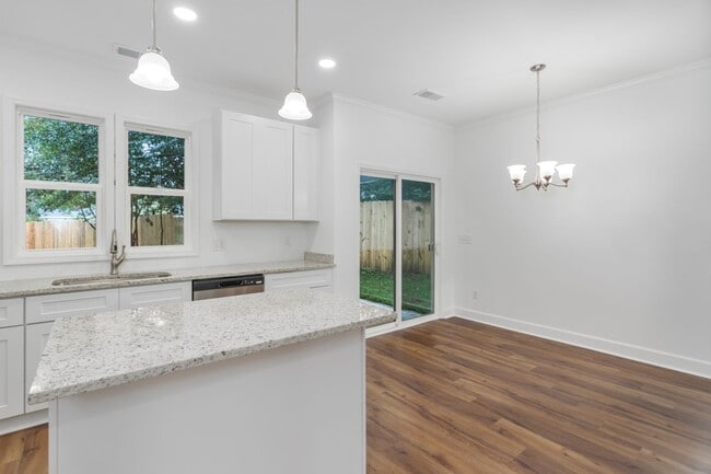 Building Photo - Pre-Leasing for the 26-27 School Year! Unbeatable Location