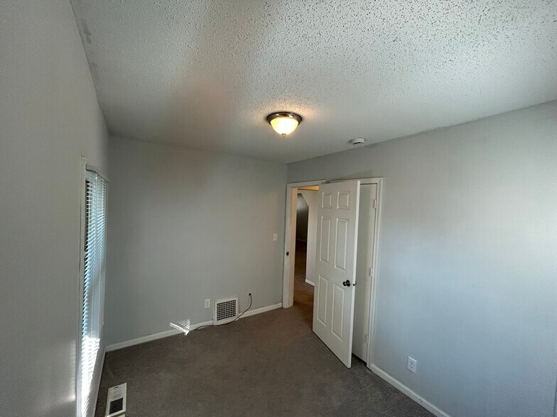 Bed 1 view 2 - 203 Annapolis St W