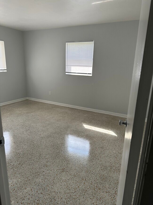 Building Photo - 7000 Pinehurst Dr