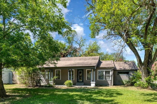 Primary Photo - Cozy 3 bedroom, 1 bathroom home located in...
