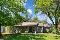 Building Photo - Cozy 3 bedroom, 1 bathroom home located in...