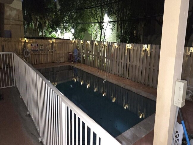 Building Photo - 2909 Middle River Dr