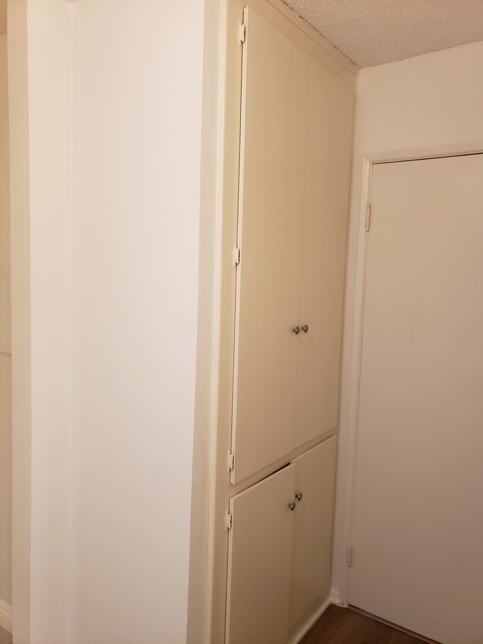 Linen Closet Ceiling-to-Floor - 2930 W 235th St