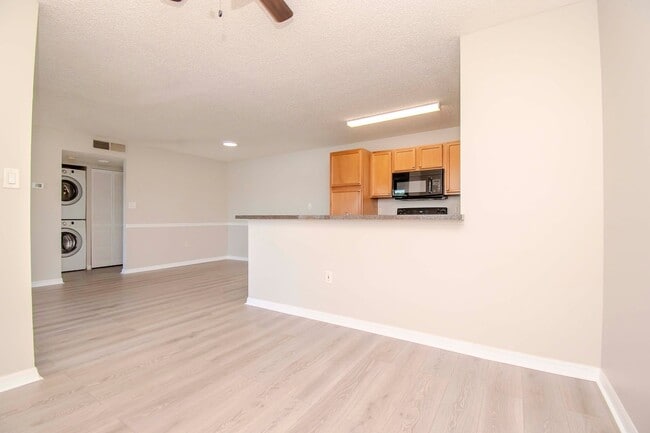 Building Photo - Lake Front 1BR + Den -Move In Special Available