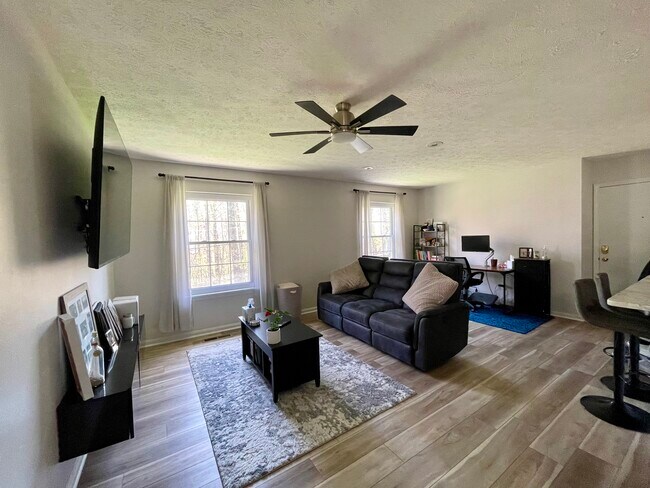 Building Photo - 7010 Carriage Hill Dr