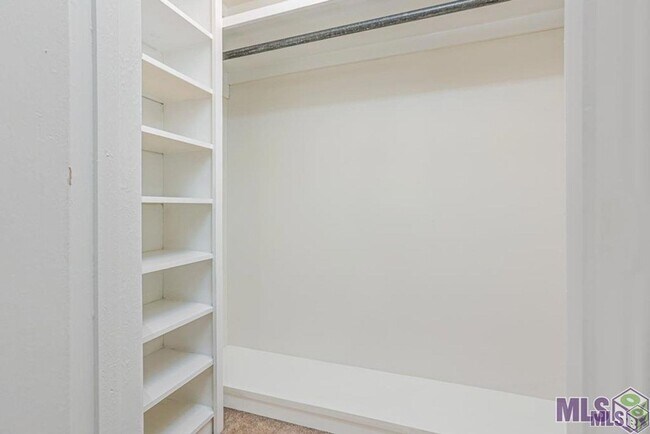 Building Photo - 4625 Parkoaks Dr