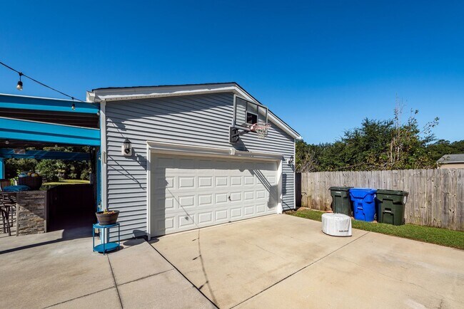 Building Photo - 4 Bedroom, 2.5 Bathroom Home in Brownswood...