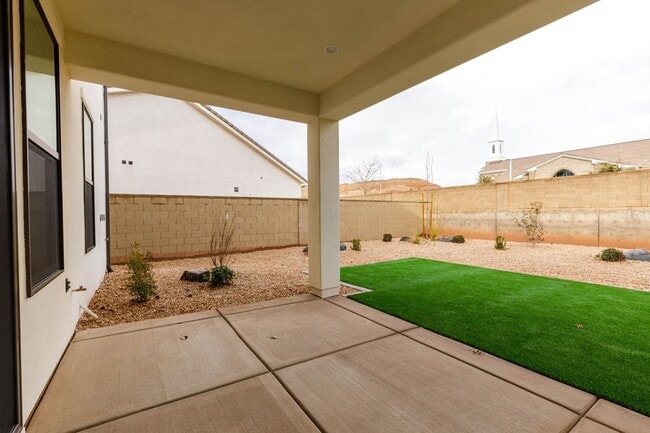 Building Photo - Beautiful New Home with access to community pool