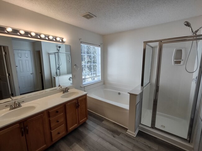 Building Photo - Beautiful 2-story home located in the Reed...