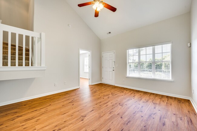 Building Photo - Beautiful 2 Bed 2.5 bath townhome in Benni...