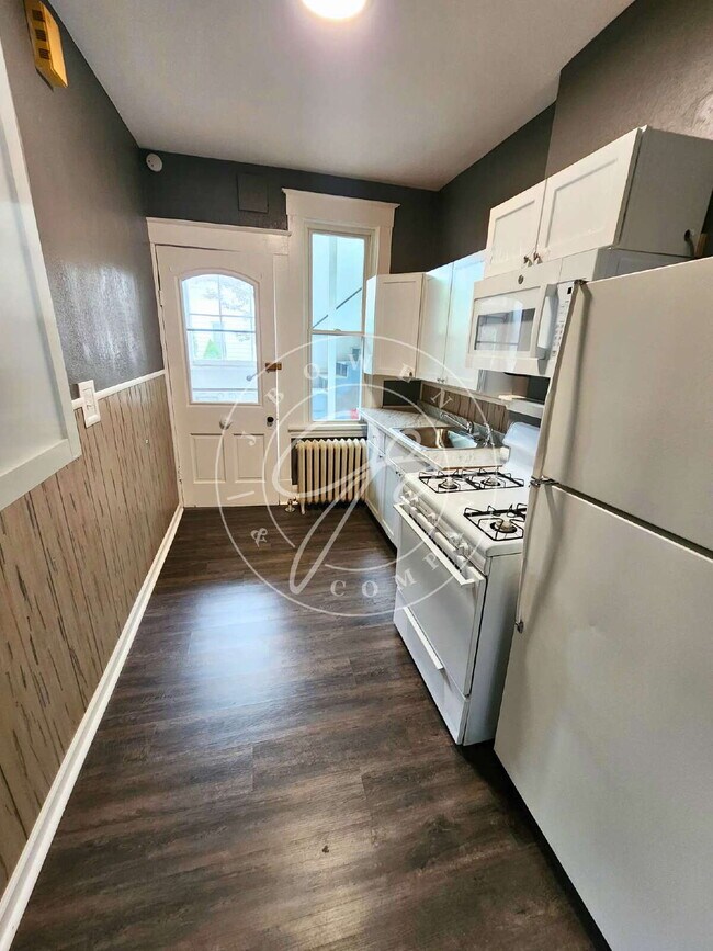 Building Photo - Charming 1-Bedroom-No transferring of util...