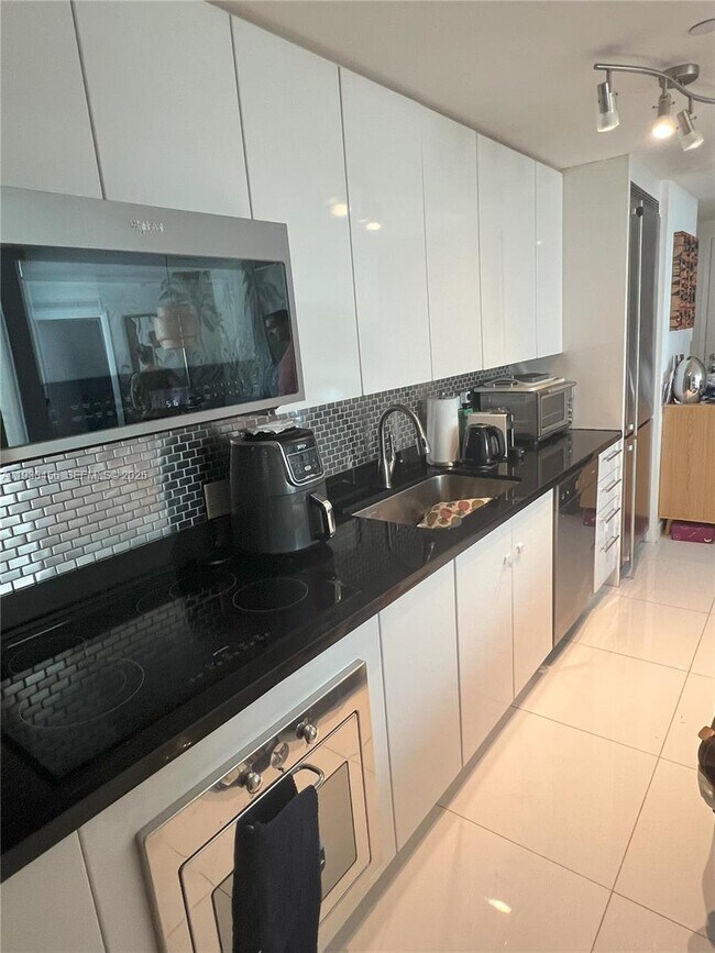 Building Photo - 92 SW 3rd St