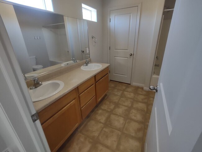 Building Photo - Fox Cove Unit